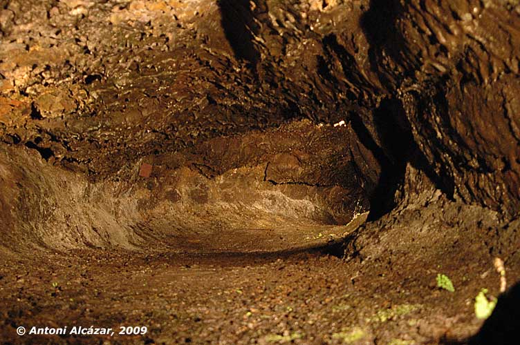 Un dels túnels de les Grutas de S. Vicente. El diàmetre deu ser d'un metre.